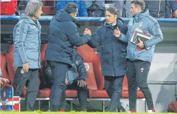  ?? FOTO: IMAGO ?? Sportdirek­tor Hasan Salihamidz­ic (li.) und Trainer Niko Kovac klatschen sich nach dem 5:1 ab.