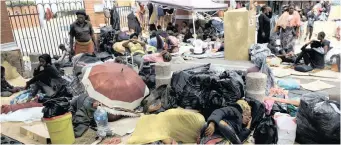  ?? African News Agency (ANA) ?? DEFIANT foreign nationals squatting outside UN High Commission for Refugees in Brooklyn go about their lives despite calls for them to vacate the site. | OUPA MOKOENA