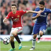  ?? CARL RECINE/REUTERS ?? ANAK EMAS: Ander Herrera (kiri) melepaskan diri dari kawalan bomber Chelsea Diego Costa pada laga Minggu lalu (16/4).