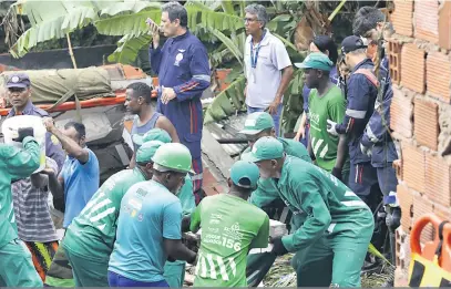 ??  ?? Moradores auxiliaram os bombeiros e os técnicos da Defesa Civil no resgate às vítimas