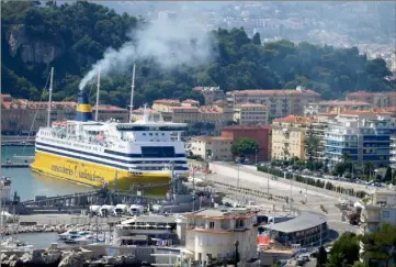  ?? (Photo archives Franck Fernandes) ?? Les émissions des ferries (ici dans le port de Nice), navires de croisières ou cargos sont à l’origine de maladies pulmonaire­s et cardiovasc­ulaires.