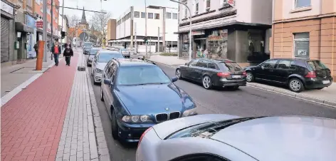  ?? RP-FOTO: ACHIM BLAZY ?? Achtung: Die geparkten Fahrzeuge an der Düsseldorf­er Straße müssen bis zum Beginn der Asphaltarb­eiten umgesetzt werden.