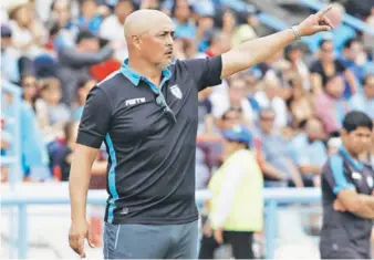  ??  ?? ►Luis Musrri dando instruccio­nes en el duelo ante San Luis, en Cavancha.