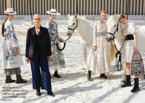  ??  ?? Maria Grazia Chiuri, directrice artistique de Dior, entourée des mannequins de la collection croisière Dior 2019.