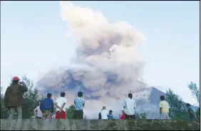  ?? AP PHOTO ?? Residents watch as Mount Mayon erupts as seen from Legazpi city, Albay province, around 340 kilometers southeast of Manila, Philippine­s.