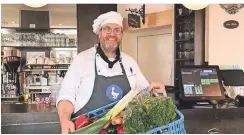  ?? RP-FOTO: RUHNAU ?? Schwan-Küchendire­ktor Thomas Verfürth kocht jetzt mit seinem Team ehrenamtli­ch für das Marienhosp­ital, die Armenküche und dm.
