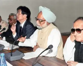  ??  ?? Haksar (extreme right) with Dr Manmohan Singh, Chandigarh, March 1997