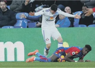  ??  ?? Bryan Oviedo let the Palace attack know he was there