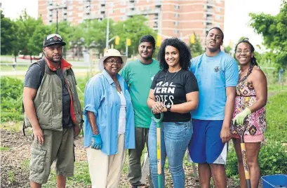  ?? NICHOLAS JONES THE UNITED WAY ?? Members of the Malvern Family Resource Centre are putting a United Way grant toward their Neilson Park garden in Scarboroug­h.