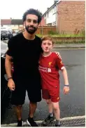  ??  ?? El niño se tomó la foto con el jugador después del golpe.