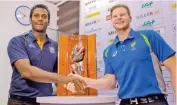  ?? — AP ?? Angelo Mathews ( left) and Steven Smith pose with the Warne- Murali Trophy in Colombo.