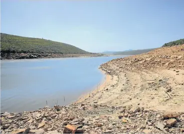  ?? Pictures: FREDLIN ADRIAAN ?? WORRYING SIGHT: Water levels at the Churchill Dam are already extremely low