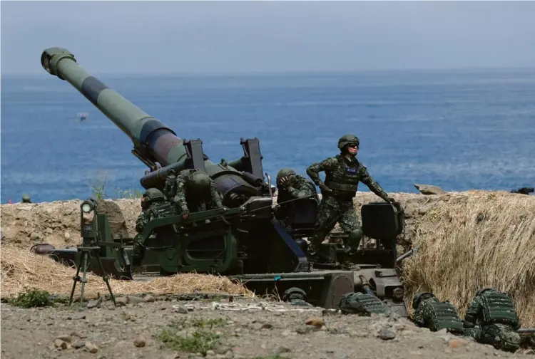  ?? Photo T. SIU. Reuters ?? En 2019, à Taiwan, des soldates d’une unité d’artillerie lors de l’exercice militaire à tir réel «Hang Kang», qui simule l’invasion de leur île par l’armée chinoise.