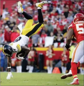  ?? CHARLIE RIEDEL — ASSOCIATED PRESS ?? Chiefs linebacker Derrick Johnson, right, watches as Steelers wide receiver Antonio Brown is flipped after a tackle by Chiefs linebacker Kevin Pierre-Louis during the second half of Sunday’s game in Kansas City, Mo.