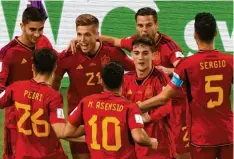  ?? Foto: Frank Augstein, dpa ?? Die Freude der dominieren­den Mannschaft: Spaniens Spieler bejubeln eines ihrer sieben Tore gegen Costa Rica.