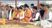  ?? PHOTO HT ?? BJP candidate offering tributes at the memorial of Mulayam Singh Yadav in Saifai on Wednesday.