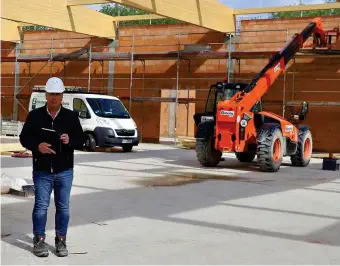  ?? FOTO: RALF SCHEUNEMAN­N ?? Der Rewe-Markt an der Jarmener Chaussee bekommt sein Dach. Projektlei­ter Dirk Lauterbach ist mit dem Baufortsch­ritt zufrieden.