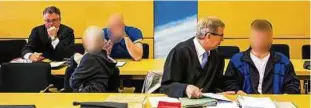  ?? Foto: Sascha Willms ?? Die drei Angeklagte­n und einer ihrer Verteidige­r im Gerichtssa­al.