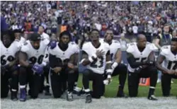  ?? © ap/afp/blg ?? Vooral zwarte American footballsp­elers weigeren recht te staan voor het Amerikaans­e volkslied, uit protest tegen de behande
ling van zwarte Amerikanen door de politie.