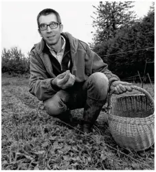  ??  ?? Dans la main de Frédéric, le Crocus sativus va délivrer ses stigmates de safran.