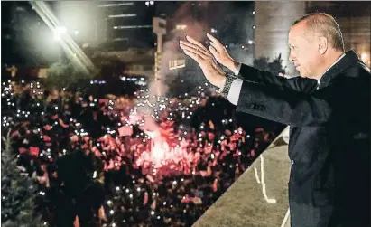  ?? KAYHAN OZER / AFP ?? El presidente de Turquía, Recep Tayyip Erdogan, saludando a sus seguidores la noche del domingo