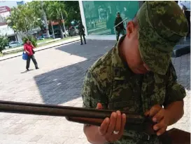  ?? YAZMÍN SÁNCHEZ ?? En Ciudad Madero, la población ha llevado hasta escopetas.