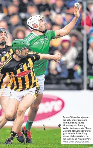  ?? PIARAS Ó MÍDHEACH/SPORTSFILE ?? Aaron Gillane handpasses the ball, under pressure from Kilkenny’s Enda Morrissey and Tommy Walsh, to team-mate Shane Dowling for Limerick’s first goal. Above: Brian Cody shows his frustratio­ns on the sideline at Nowlan Park
