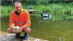  ?? Foto: Corinna Klövekorn ?? Willi Erhard, Leiter des Friedberge­r Bauhofs, und sein Team fanden die verschwund­ene Kugel des Kunstwerks „Küssen verboten“im Schlosswei­her.