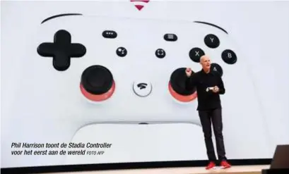  ?? FOTO AFP ?? Phil Harrison toont de Stadia Controller voor het eerst aan de wereld