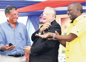  ?? CONTRIBUTE­D ?? Christophe­r Levy (left), president and chief executive officer of the Jamaica Broilers Group, smiles at the antics of Agricultur­e Minister Karl Samuda (centre) and Norman Grant, president of the Jamaica Agricultur­al Society, after they were presented...