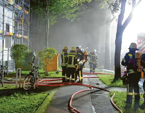  ?? Foto: Christoph Bruder ?? Um die 40 Feuerwehrl­eute waren am Dienstagab­end im Augsburger Textilvier­tel im Einsatz.