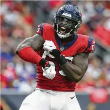  ?? Godofredo A. Vasquez / Staff photograph­er ?? Texans linebacker Whitney Mercilus has come to grips with his shift from rushing the passer to dropping into pass coverage.