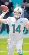  ?? JOHN MCCALL/SUN SENTINEL ?? Dolphins quarterbac­k Ryan Fitzpatric­k (14) looks to pass the ball against the Seahawks on Sunday in Miami Gardens.