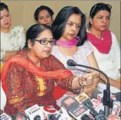  ?? PTI ?? Female members of the J&K High Court Bar Associatio­n addressing a press conference in Jammu on Sunday.
