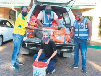  ??  ?? On behalf of Schoonhove­n Enterprise­s, Red Cross Society members Sibusiso Mahlangu (middle) and Siyabonga Hlatshwayo (right) delivered 50 food buckets and 50 bags of maize meal to Zululand Observer representa­tive Wiseman Mthiyane and DICE operations manager Karen Dalton on Monday Richard Springorum