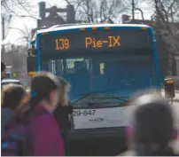  ??  ?? À l’heure actuelle, à peine une minute devrait s’écouler entre le passage de deux autobus.