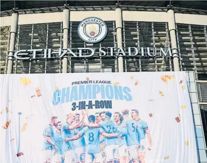  ?? Bachael Regan / Getty ?? Un cartel ante la fachada del Etihad Stadium celebra el abanico de éxitos de su equipo, ayer