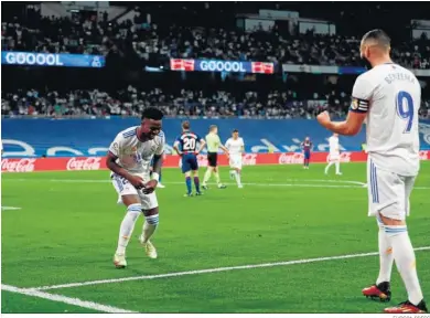  ?? EUROPA PRESS ?? Vinicius y Benzema celebran uno de los seis goles al Levante.