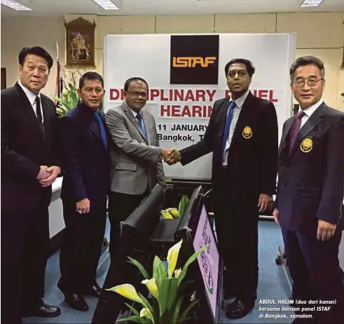  ??  ?? ABDUL HALIM (dua dari kanan) bersama barisan panel ISTAF di Bangkok, semalam.