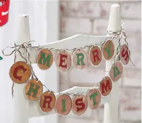  ??  ?? COUNTRY SAMPLER CHRISTMAS DECORATING 2017