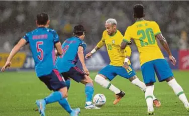  ?? PIC EPA ?? Brazil’s Neymar (second from right) in action against Japan’s
Genki Haraguchi (second from left) and Yuto Nagamoto (left) during their internatio­nal friendly on Monday.