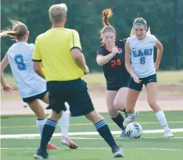  ?? JON CUNNINGHAM/DAILY SOUTHTOWN ?? Lincoln-Way East’s Camden Cosich (6) moves the ball against Libertyvil­le’s Ellie Rebman (24) during the Class 3A third-place game on Saturday.