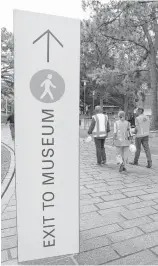  ??  ?? A sign points visitors toward the museum after they exit the new lot.