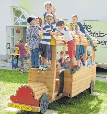  ?? FOTO: MANUEL MUSSOTTER ?? Attraktion im Kindergart­en: ein großer hölzerner Bus.