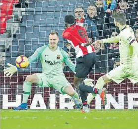  ?? FOTO: EFE ?? A falta de 10 minutos Ter Stegen aguantó de pie y sacó el tiro a bocajarro de Williams