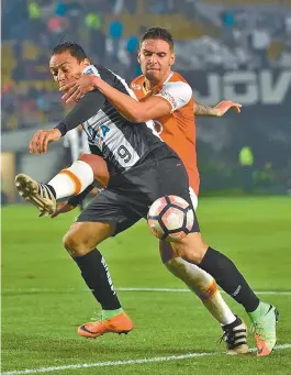  ??  ?? Ricardo Oliveira sofre com a marcação pesada de Rojas, em Bogotá