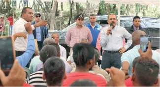  ?? DICOM ?? El presidente Medina habla ante productore­s de pitahaya en Mella.
