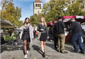  ??  ?? Élan. Le marché, au pied de la cathedrale Saint-Étienne. « On a tous les services d’une grande ville », assure le maire, Jean-Marc Vayssouze- Faure.