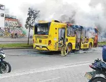  ?? FOTO: TRANSMILEN­IO. ?? Transmilen­io reportó que tanto los pasajeros como el conductor resultaron ilesos tras la quema del nuevo bus.