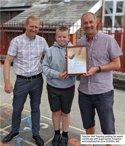  ??  ?? Teacher Neil Topping holding his award certificat­e with pupil Gethin Kingston and headteache­r Huw Griffiths, left